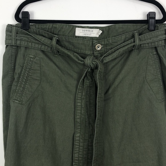 TORRID olive green waist tie bucket style cropped cargo Capri pant B3 - Picture 3 of 10